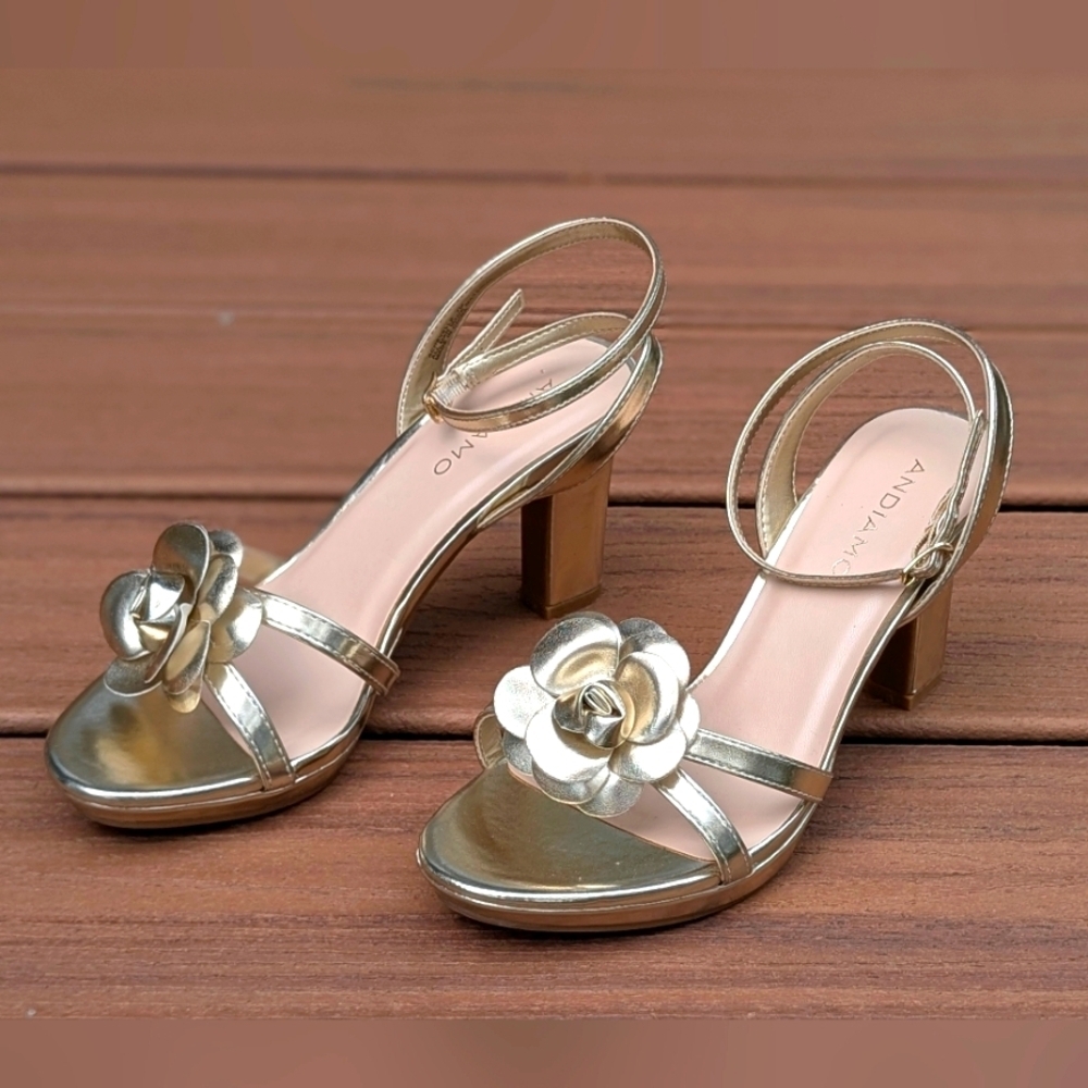 Andiamo Gold Women Strappy Heels with Floral Detail Size 7 NWOT.